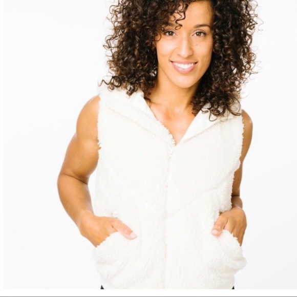 2/25 zyia Active Cream Hooded Teddy Vest Sherpa Hoodie Zip Up NEW activewear - Picture 1 of 8
